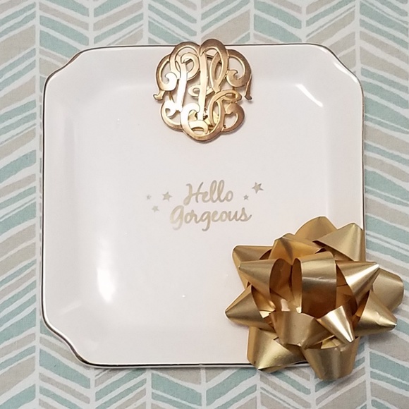 Jewelry - 💰 Pretty gold tone filigree monogram scarf clip